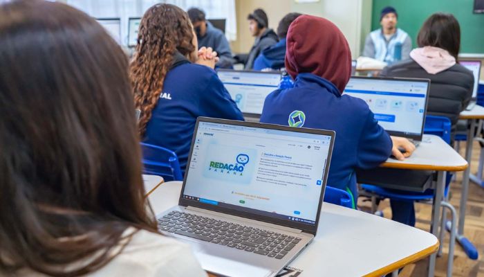 Tutor IA auxilia estudantes da rede estadual na elaboração de redações